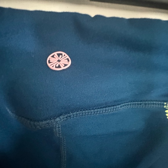 LILLY PULITZER Weekender Leggings in Inky Navy Glow and Flow - Picture 8 of 8